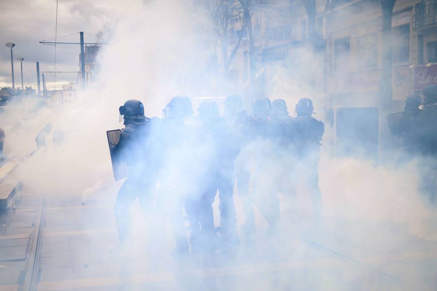 Un grupo de policías en la ciudad de Nantes, rodeados de botes de gas, se agrupan para enfrentarse a los manifestantes. 