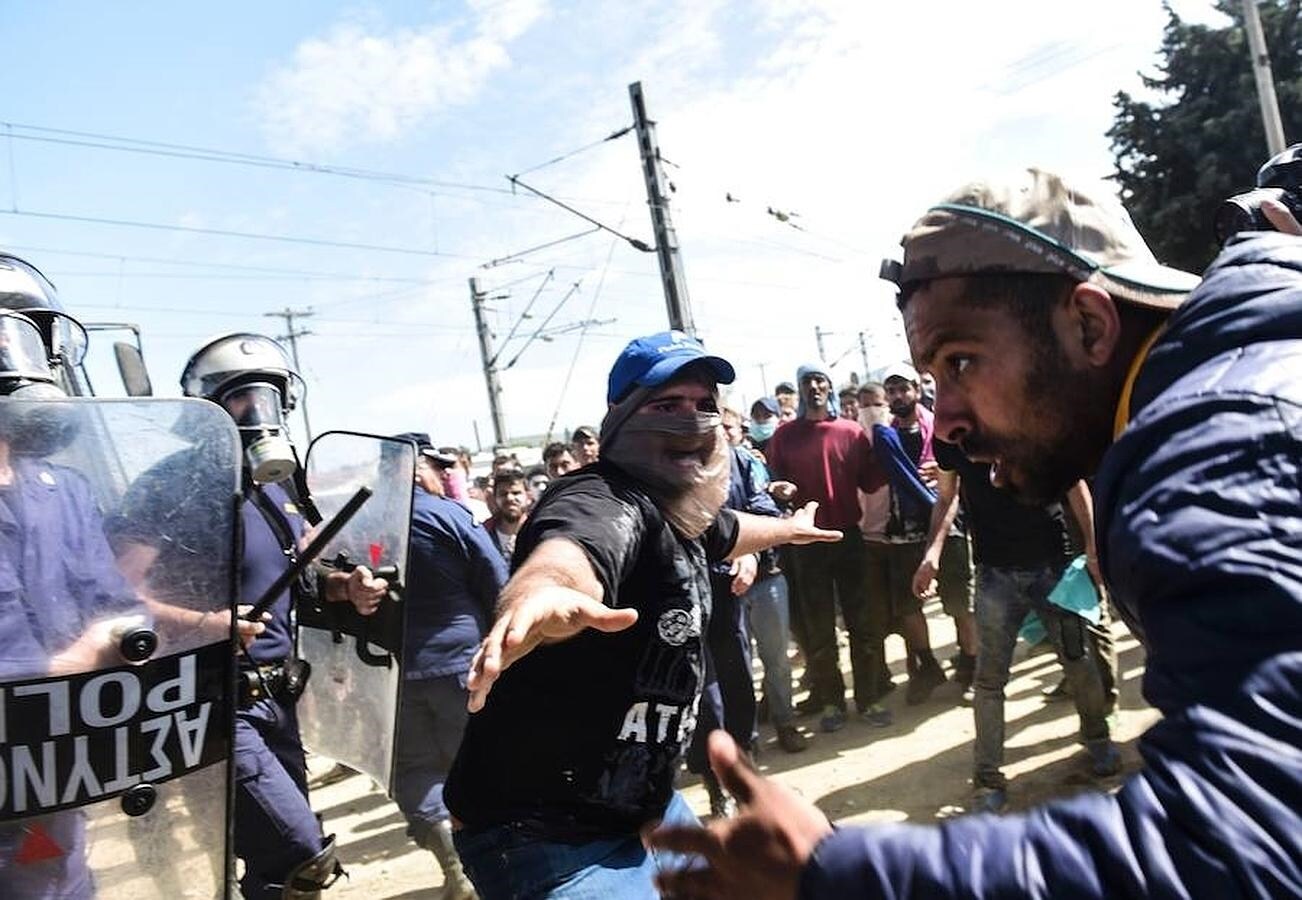 Las fuerzas de seguridad griegas y macedonias atacan con gas lacrimógeno a unos 500 refugiados en Idomeni