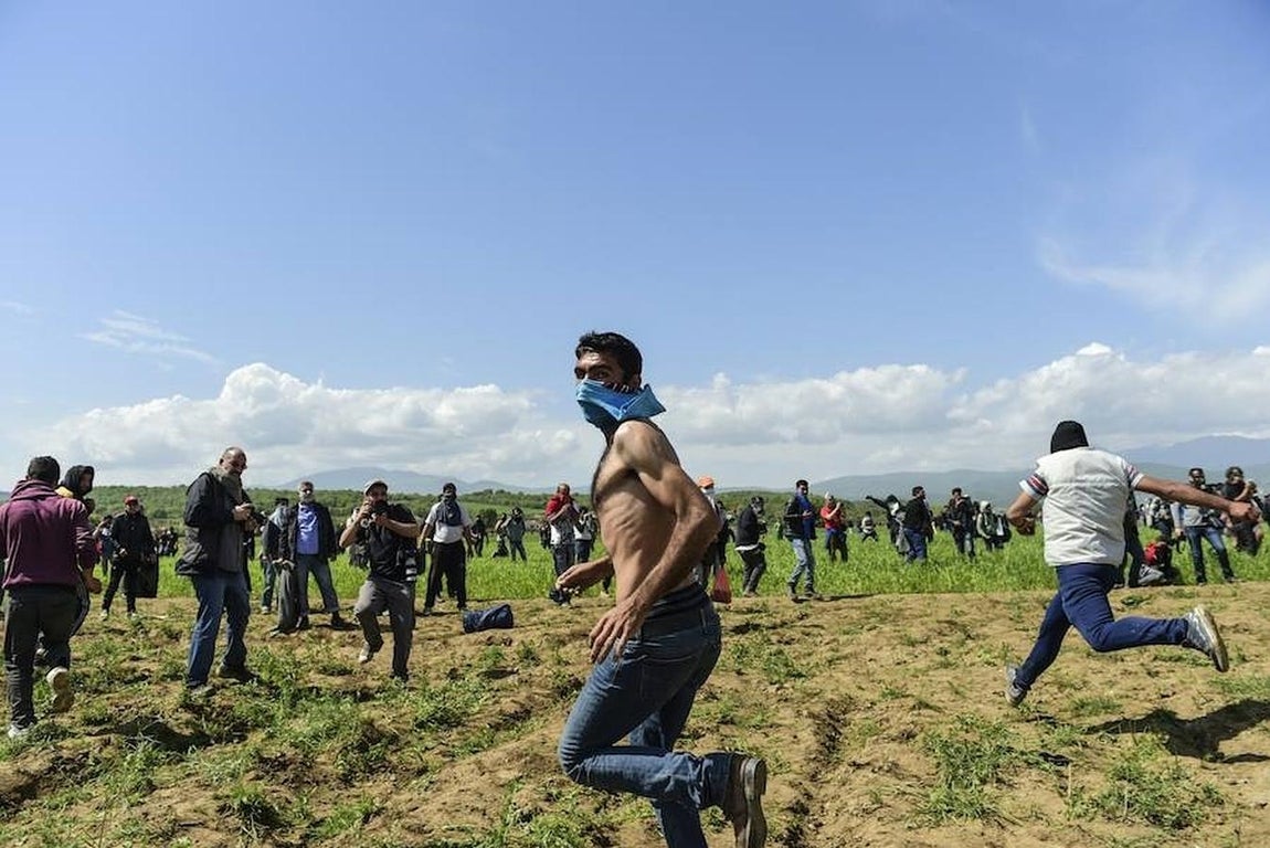 Cientos de refugiados escapan. 