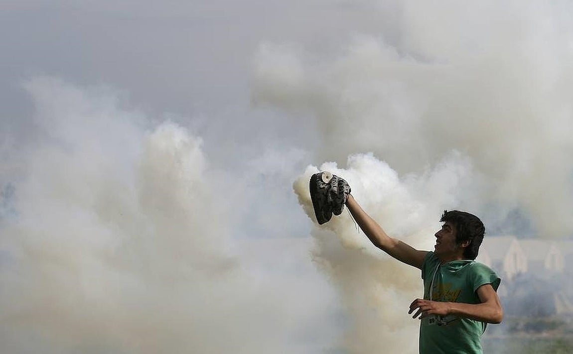 Los refugiados recogen el gas y lo alejan. 
