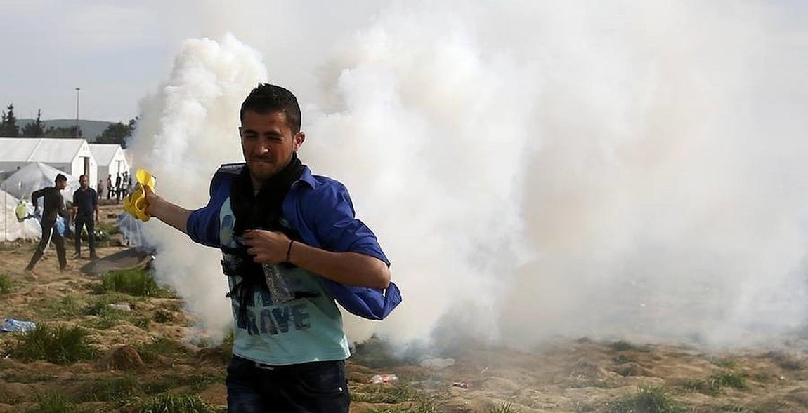Los refugiados intentan minimizar el ataque con gas. 