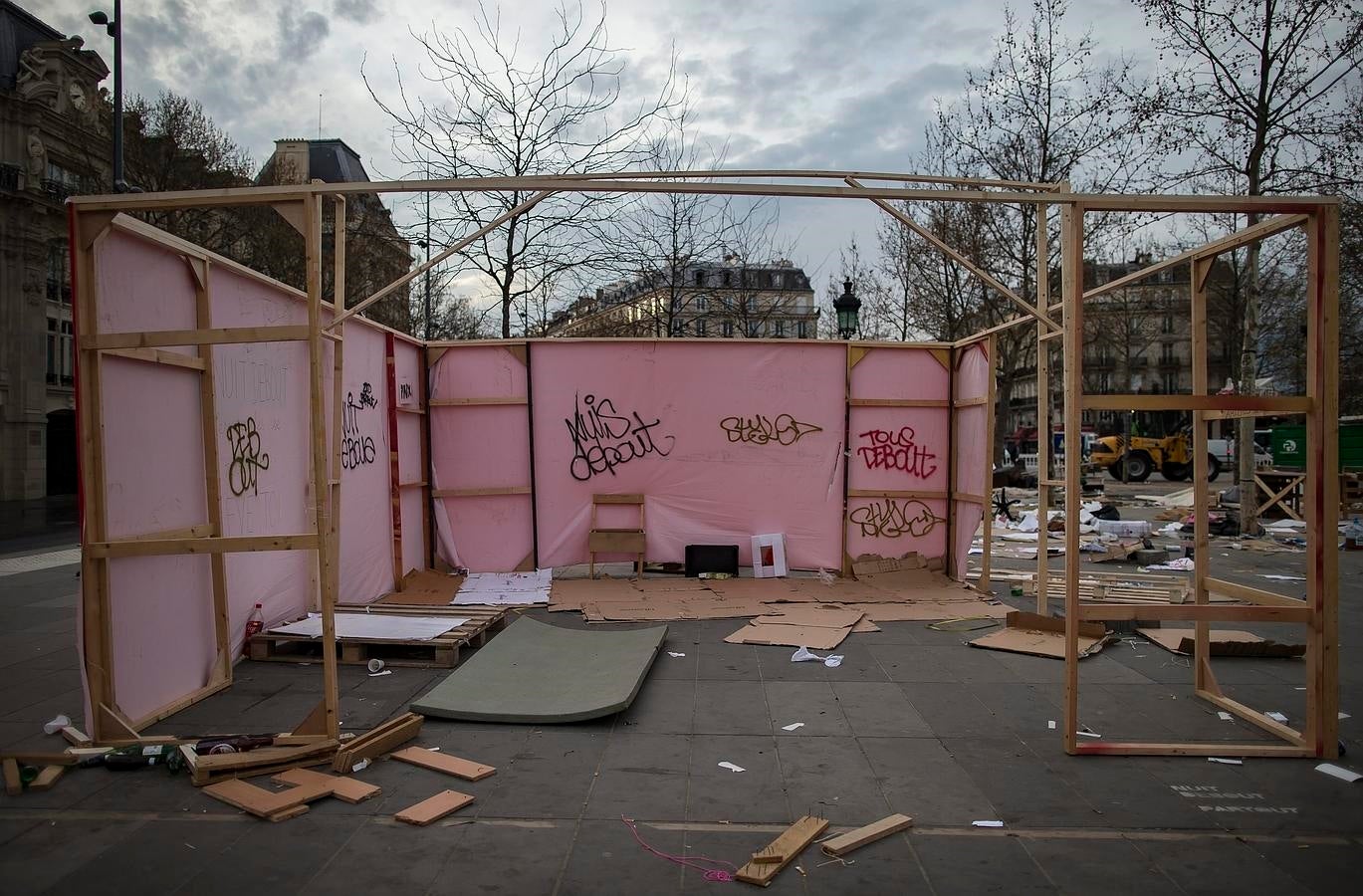 Restos del campamento de los «indignados» que ocupaban la plaza de la República forma pacífica, en París. 