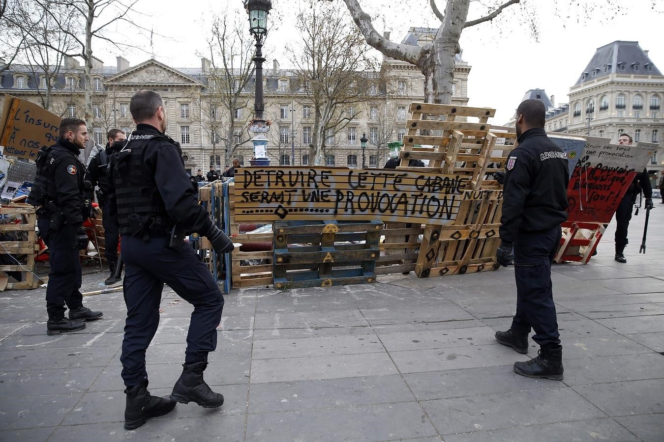 Los gendarmes vigilan la plaza de la República de París después de evacuar a los «indignados» que la ocupaban de forma pacífica. 