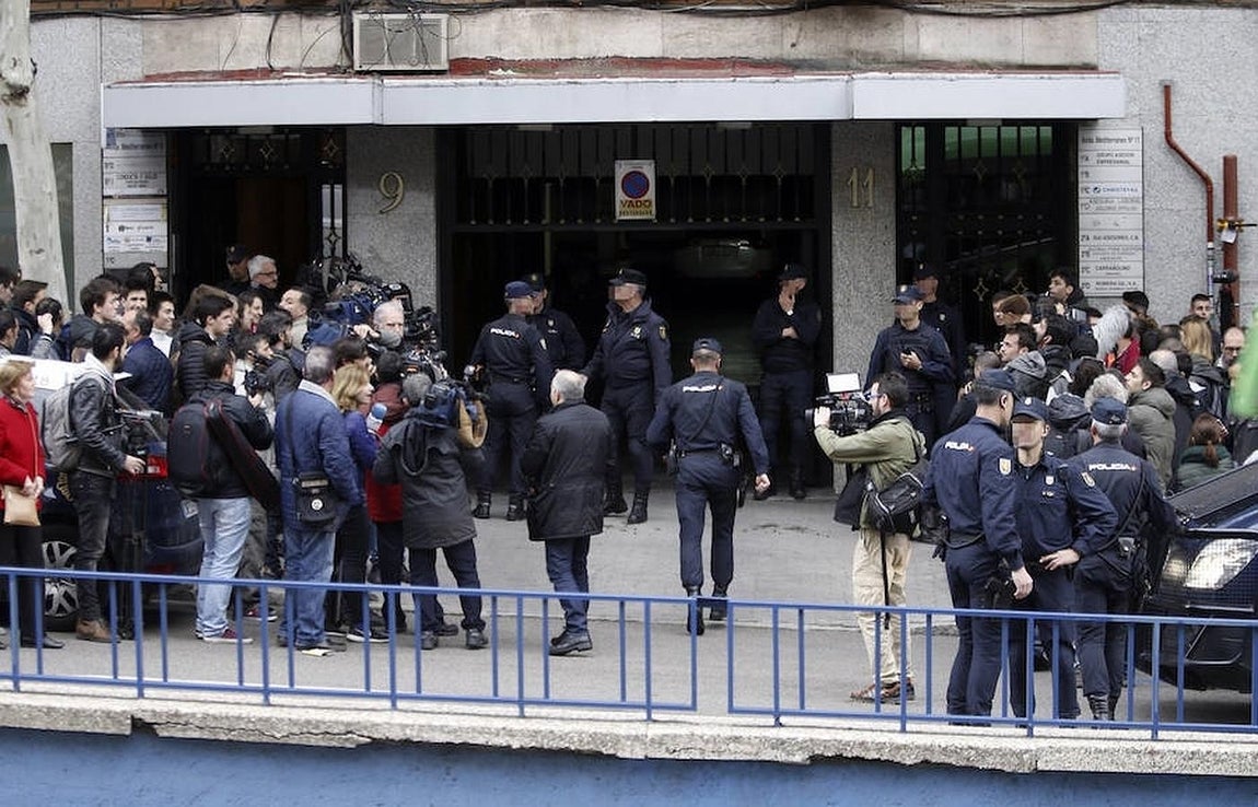 7.. Entre tanto, en el exterior de la vivienda se ha organizado un gran revuelo, dado que una confusión en el aviso a la policía ha hecho pensar que se había producido un atraco con rehenes en una clínica dental situada junto al bloque en el que se ha llevado a cabo el robo