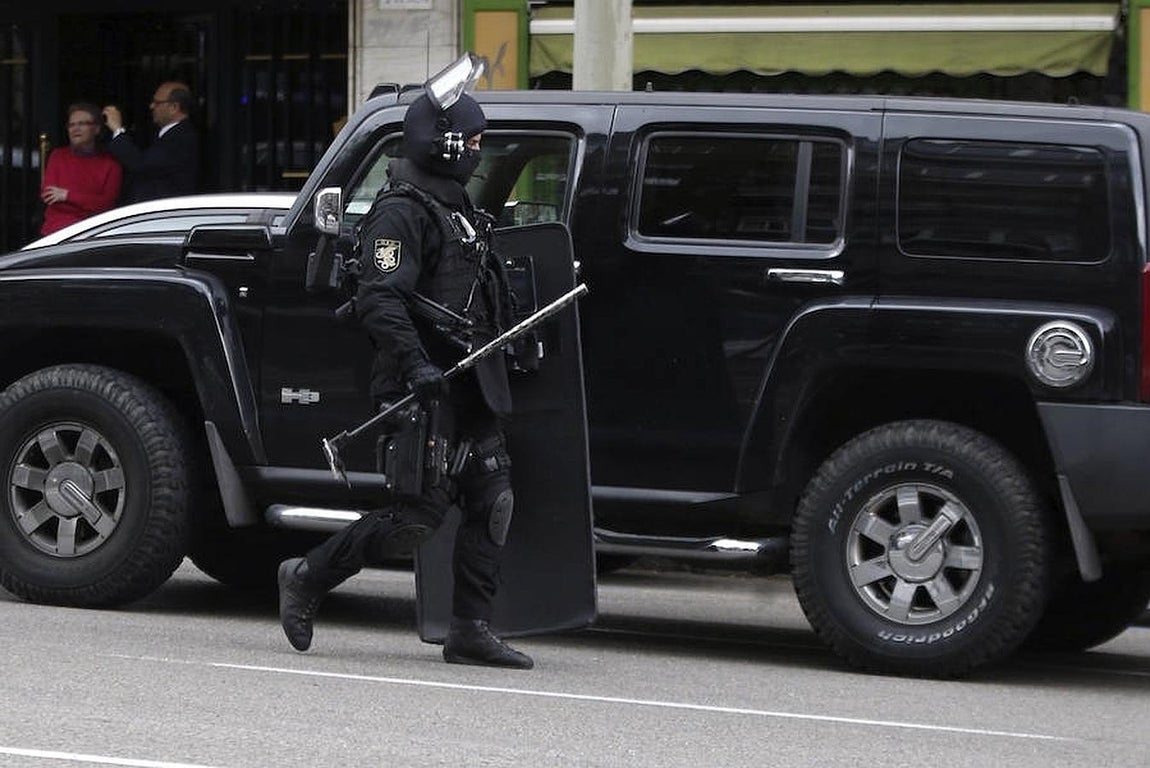 8.. Se han desplegado en la zona decenas de agentes, incluido el Grupo Especial de Operaciones (GEO), especialista en resolver secuestros de rehenes