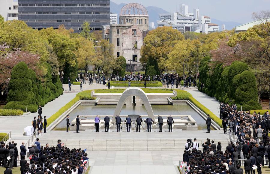 Los ministros de Exteriores del G7 colocan coronas en el monumento en memoria de las víctimas de la bomba atómica lanzada en 1945 por EE.UU. al término de la II Guerra Mundial, este lunes en Hiroshima 