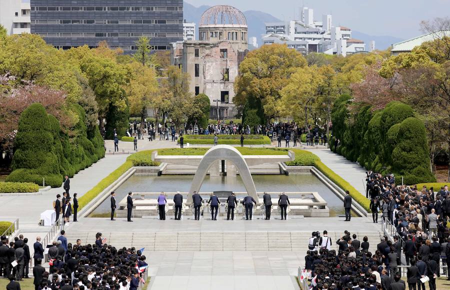 Los ministros de Exteriores del G7 colocan coronas en el monumento en memoria de las víctimas de la bomba atómica lanzada en 1945 por EE.UU. al término de la II Guerra Mundial, este lunes en Hiroshima. 