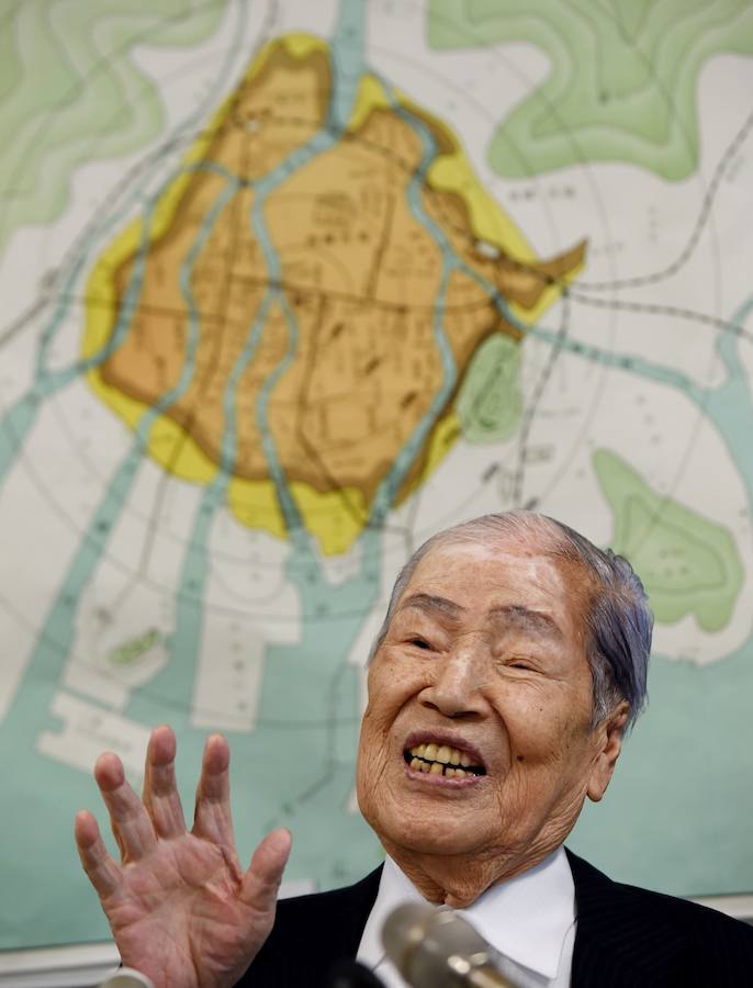 Sunao Tsuboi, de 90 años y superviviente de la bomba atómica lanzada en 1945 sobre Hiroshima, durante una rueda de prensa este lunes en la ciudad japonesa, en el marco de la reunión de ministros de Exteriores del G7. 