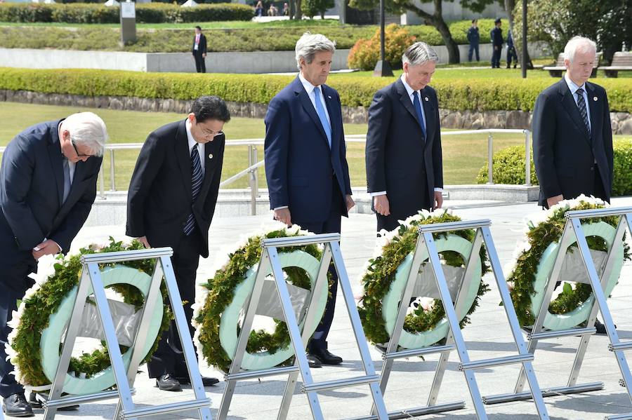 De izquierda a derecha, el ministro de Exteriores alemán, Frank-Walter Steinmeier; japonés, Fumio Kishida; secretario de Estado de EE.UU., John Kerry; británico, Philip Hammond, y canadiense, Stephane Dion, durante una oración junto al monumento en memoria de las víctimas de la bomba atómica lanzada sobre Hiroshima en 1945, este lunes en el marco de una reunión del G7 en la ciudad japonesa. 