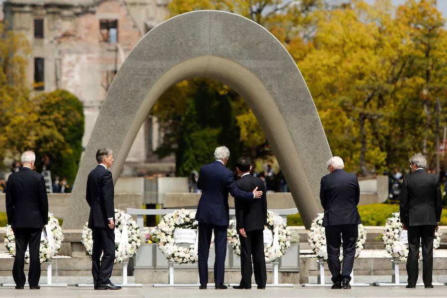 El jefe de la diplomacia estadounidense, John Kerry, pasa el brazo por la espalda de su homólogo nipón, Fumio Kishida, junto al monumento en memoria de las víctimas de la bomba de Hiroshima, este lunes en esa ciudad de Japón 