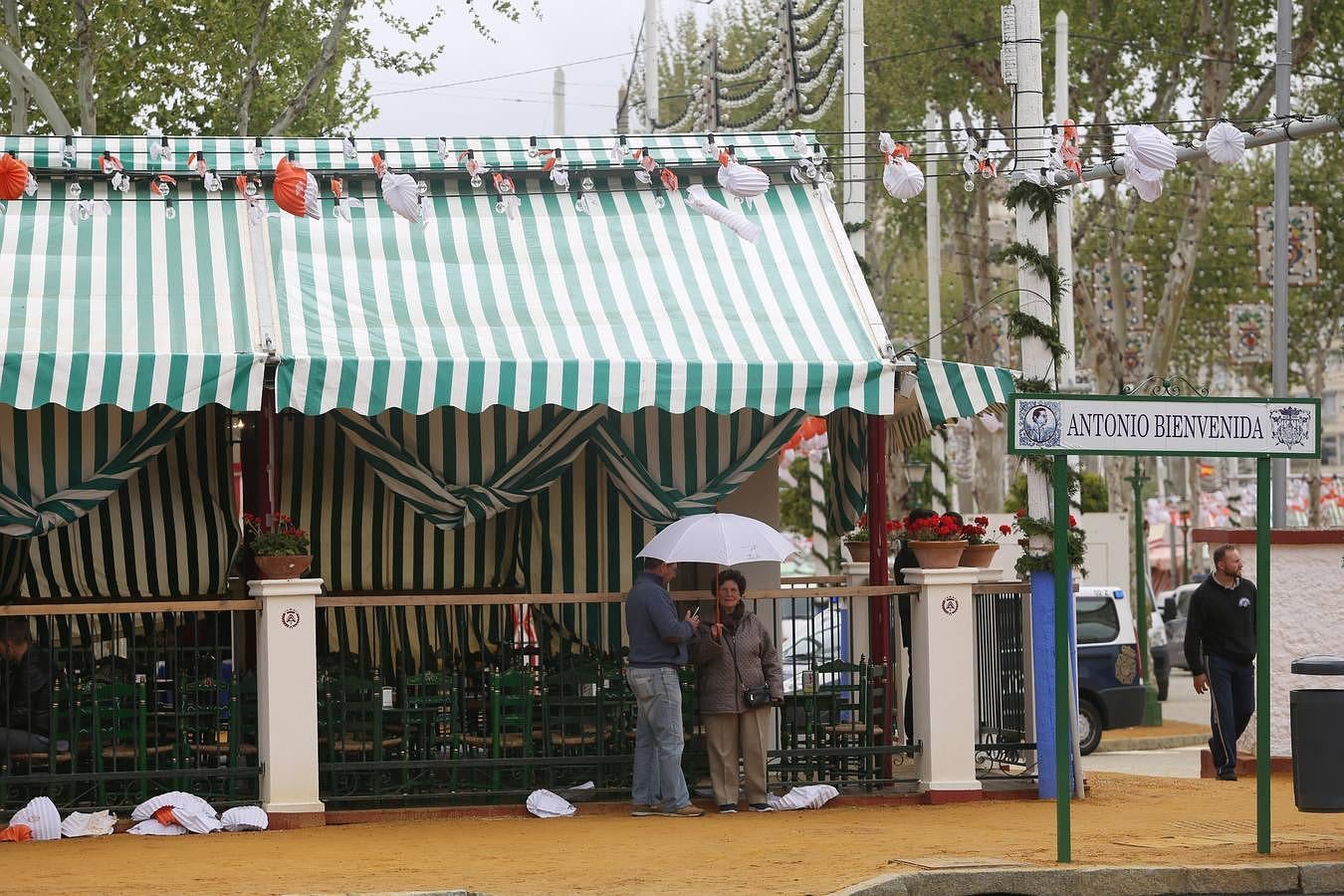 Ambiente en las casetas a pesar de la lluvia