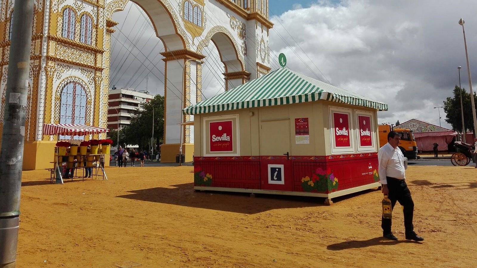 Así ha quedado el real de la Feria después del chaparrón de esta mañana