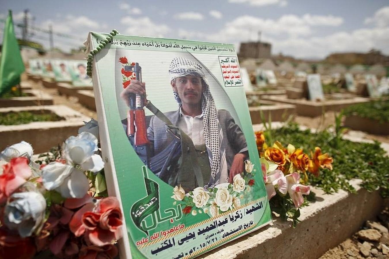 Un póster de un luchador hutí adorna su lápida en Saná, la capital de Yemen