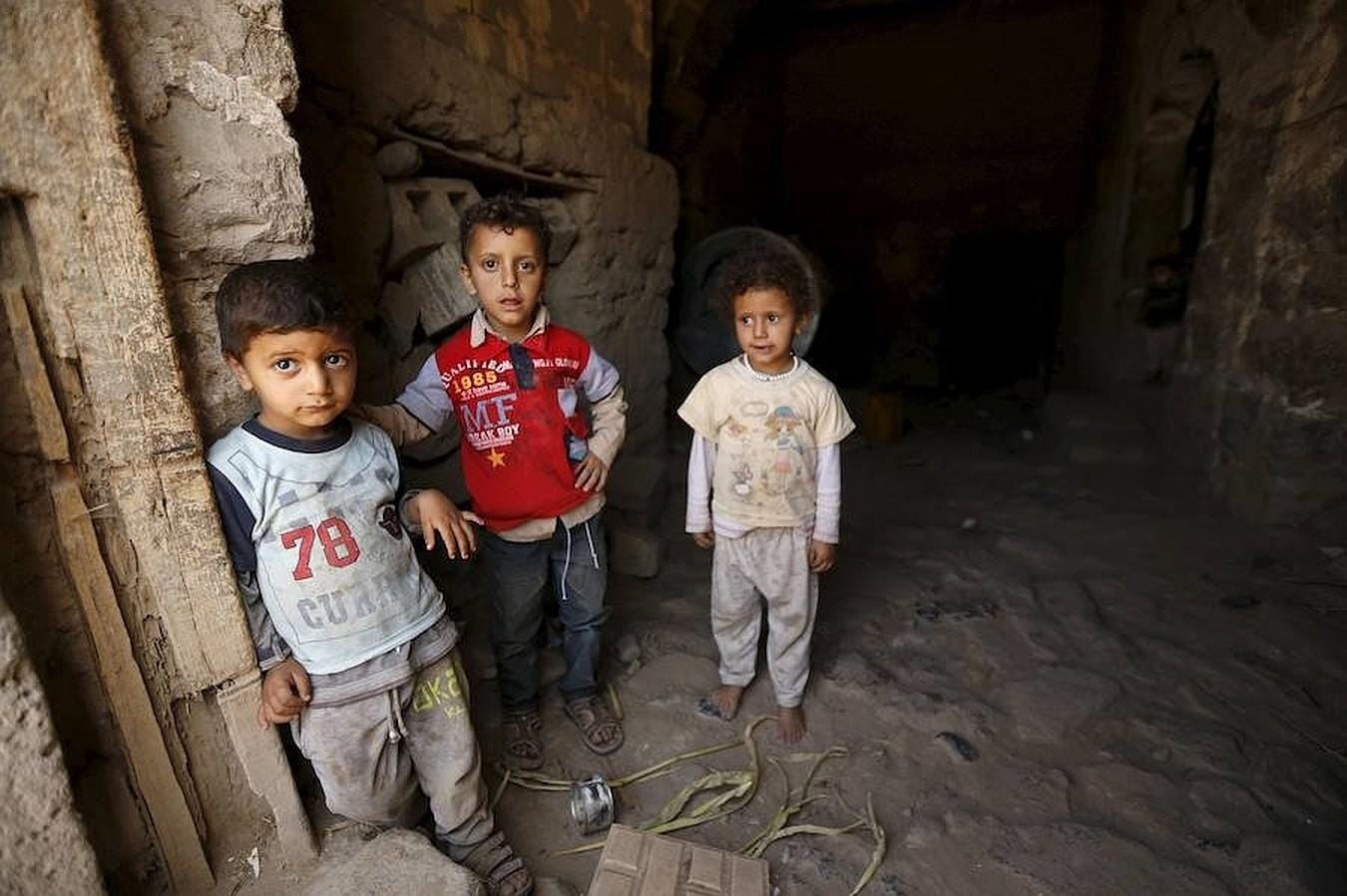 Varios niños posan en su casa durante el primer día de Tregua en Saná