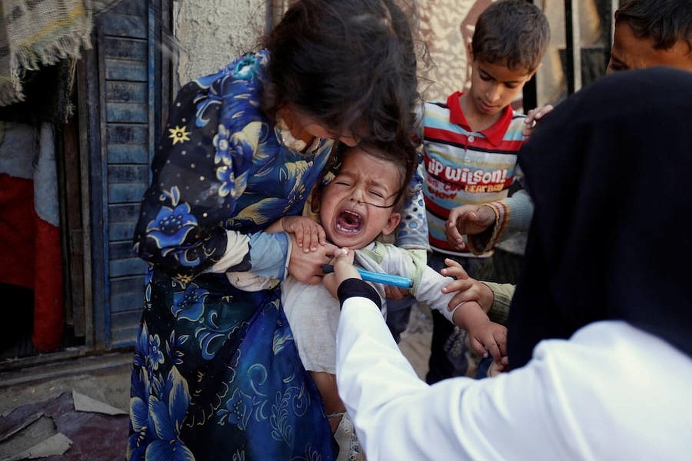 Una niña llora mientras recibe la vacuna contra la polio