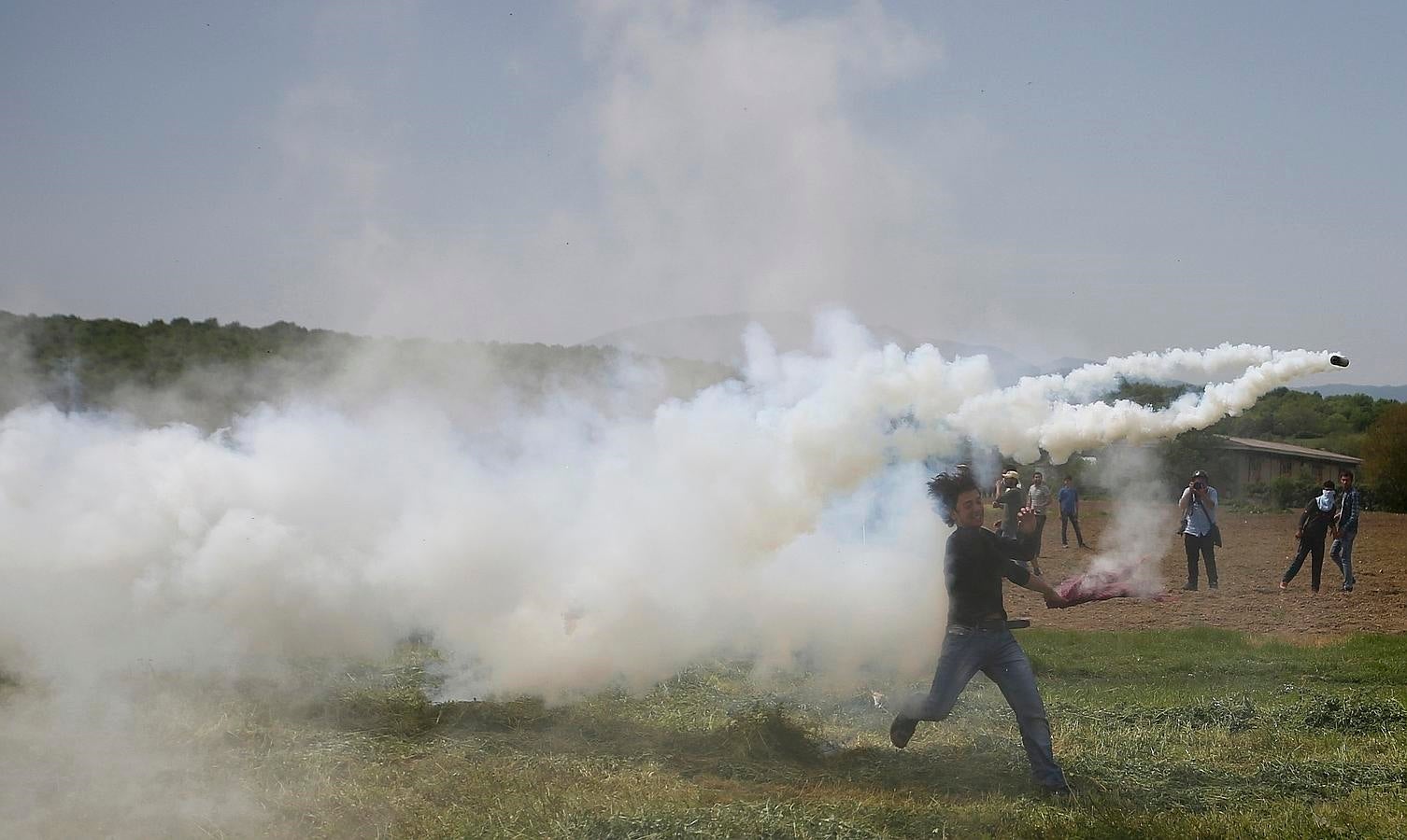 Poco después del mediodía, un grupo de entre 50 y 100 refugiados se acercó a la valla y lanzó piedras contra las fuerzas antidisturbios del lado macedonio