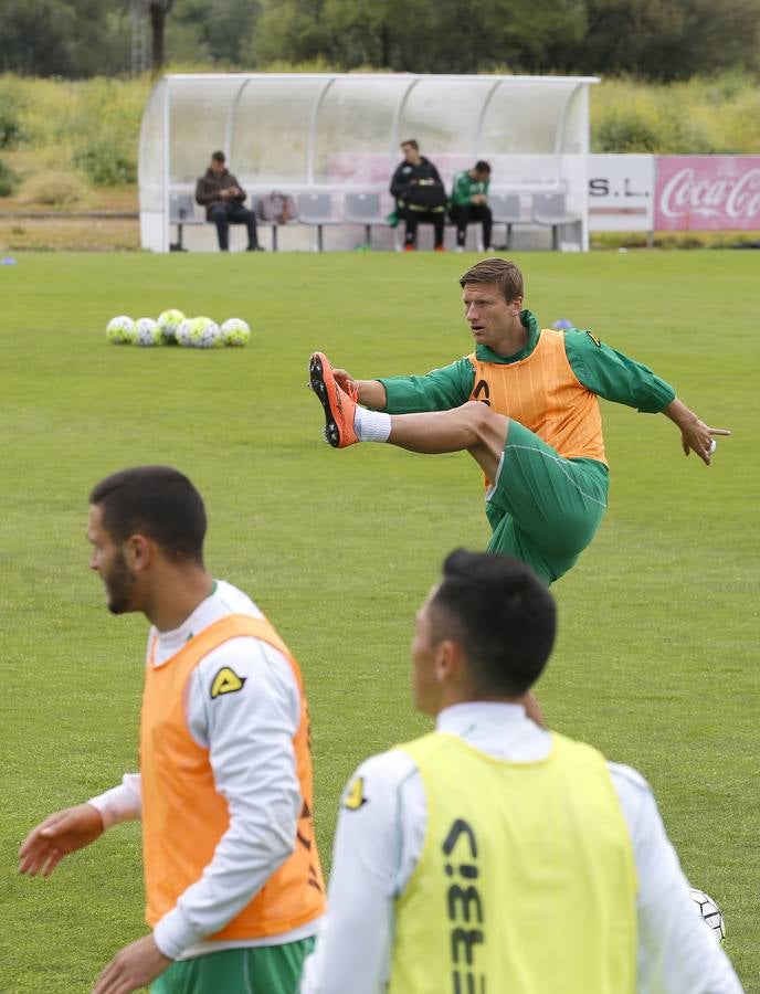 Agua y frío en la Ciudad Deportiva. Oltra ha vuelto a dirigir el entrenamiento del Córdoba CF, después de un inicio de semana en el que se dudó de su continuidad