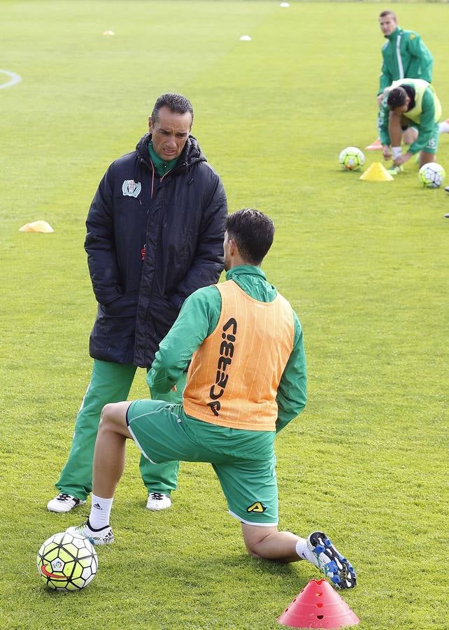 Agua y frío en la Ciudad Deportiva. Oltra ha vuelto a dirigir el entrenamiento del Córdoba CF, después de un inicio de semana en el que se dudó de su continuidad