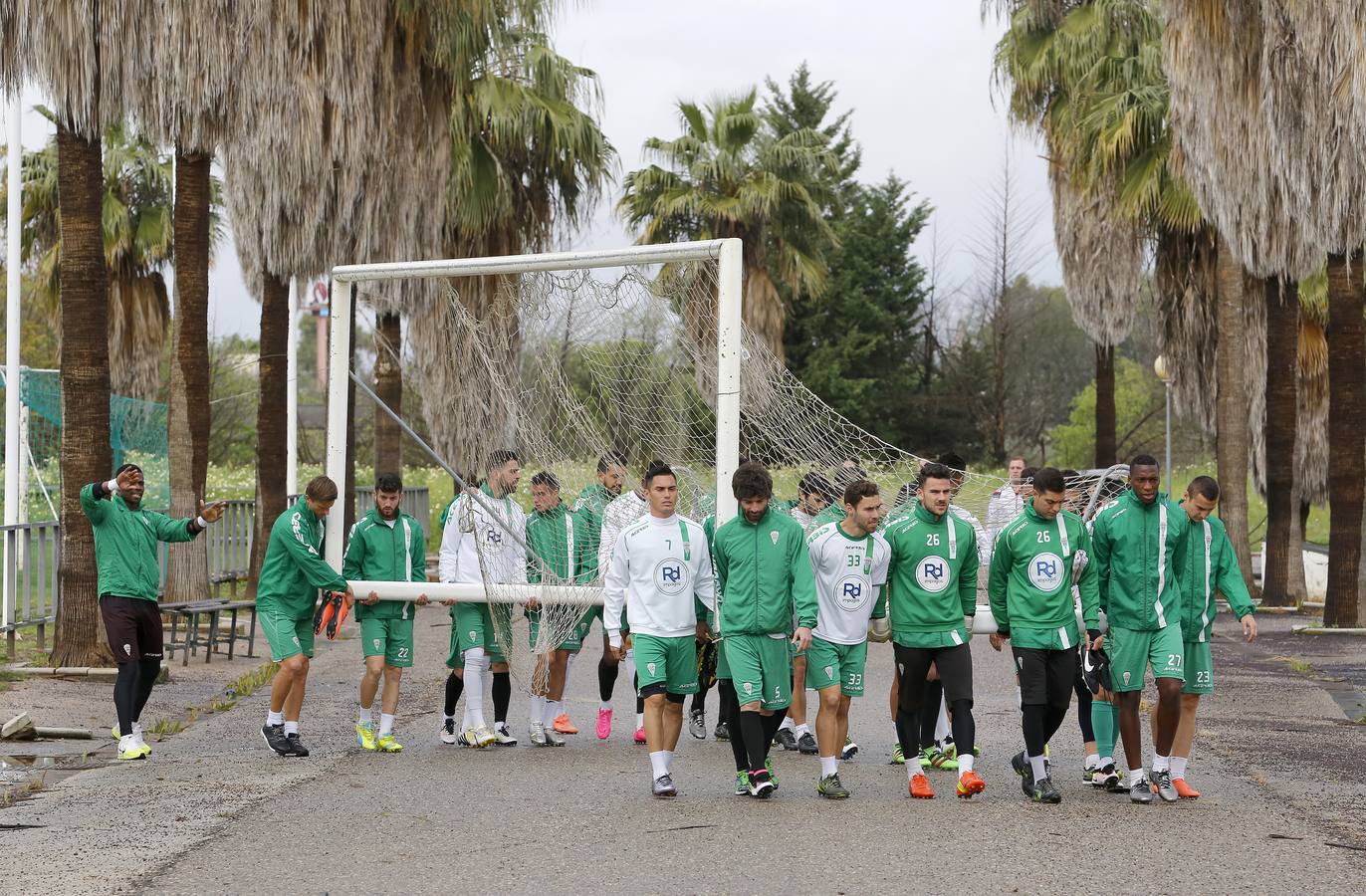 Agua y frío en la Ciudad Deportiva. Oltra ha vuelto a dirigir el entrenamiento del Córdoba CF, después de un inicio de semana en el que se dudó de su continuidad