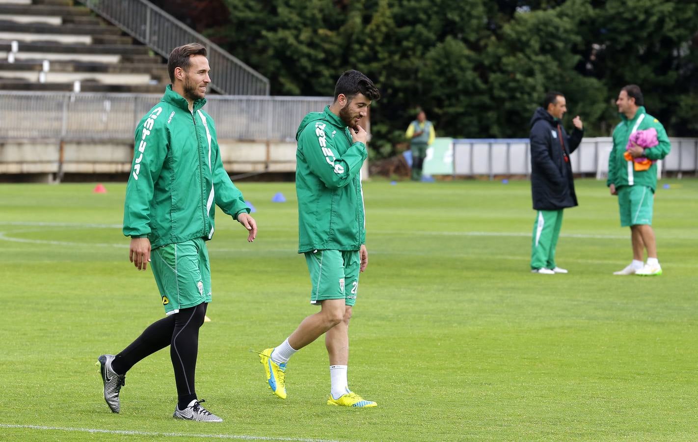 Agua y frío en la Ciudad Deportiva. Oltra ha vuelto a dirigir el entrenamiento del Córdoba CF, después de un inicio de semana en el que se dudó de su continuidad