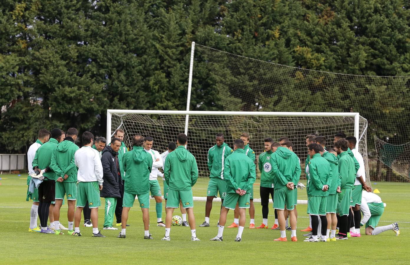 Agua y frío en la Ciudad Deportiva. Oltra ha vuelto a dirigir el entrenamiento del Córdoba CF, después de un inicio de semana en el que se dudó de su continuidad