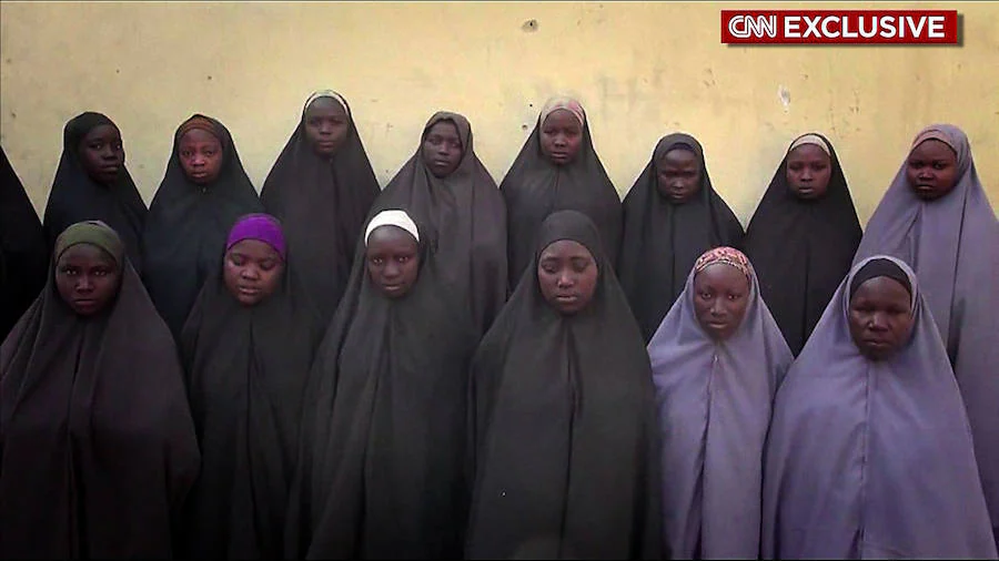 Un vídeo grabado por el grupo terrorista Boko Haram como prueba de vida muestra a quince de las más de 200 niñas secuestradas de la escuela secundaria de Chibok, en el noreste de Nigeria, hace justo dos años.La grabación, a la que ha tenido acceso la cadena estadounidense CNN que la ha difundido, habría sido realizada en  diciembre 