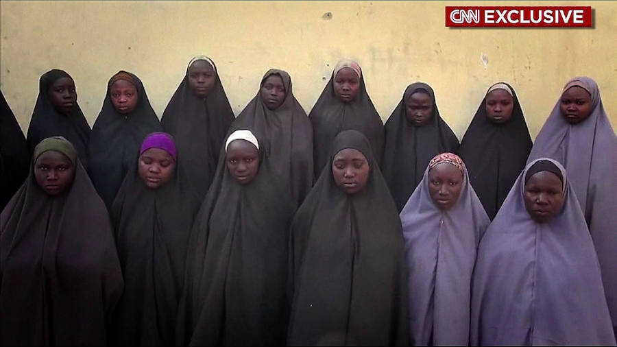 Un vídeo grabado por el grupo terrorista Boko Haram como prueba de vida muestra a quince de las más de 200 niñas secuestradas de la escuela secundaria de Chibok, en el noreste de Nigeria, hace justo dos años.La grabación, a la que ha tenido acceso la cadena estadounidense CNN que la ha difundido, habría sido realizada en  diciembre. 