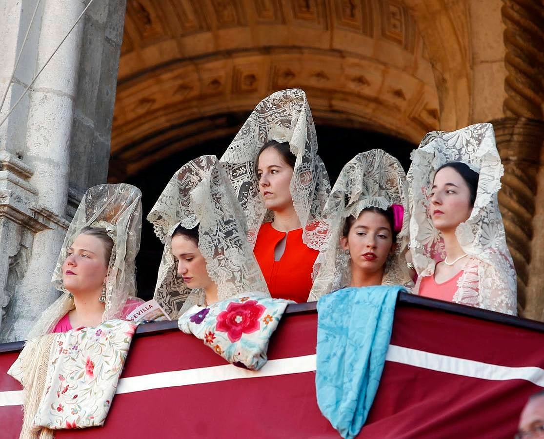 Jóvenes vestidas de mantilla en el palco maestrante