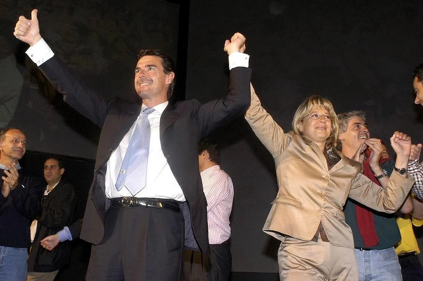 Soria celebra junto a Josefa Luzardo los resultados de las elecciones autonómicas de 2003, en las que se convirtió en presidente del Cabildo de Gran Canaria. 