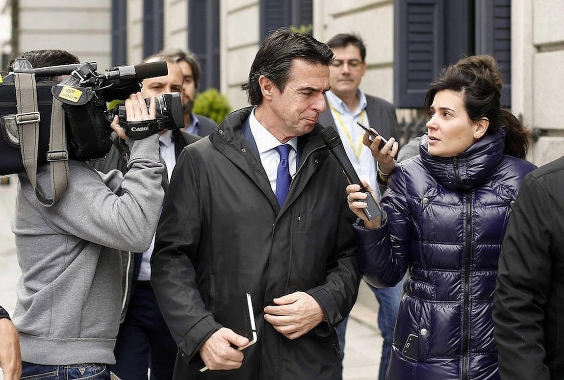 Soria sale del Congreso de los Diputados el pasado el pasado miércoles, después de que su nombre apareciese en los papeles de Panamá. 