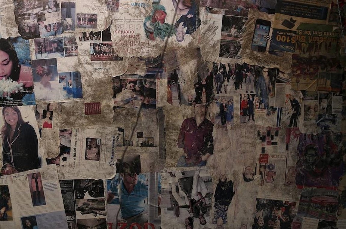 Carteles y recortes de prensa en la prisión de «La Joya». 