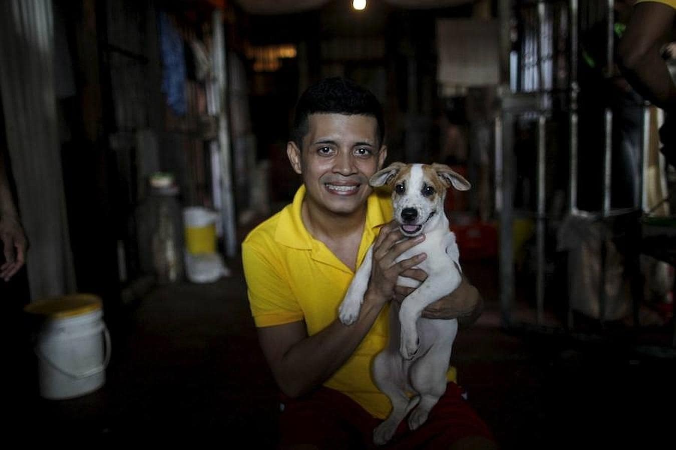 Un preso de la prisión de «La Joya» posa junto a su perro. 
