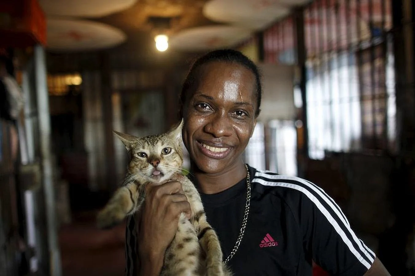 Un preso posa junto a su gato en la prisión de «La Joya». 