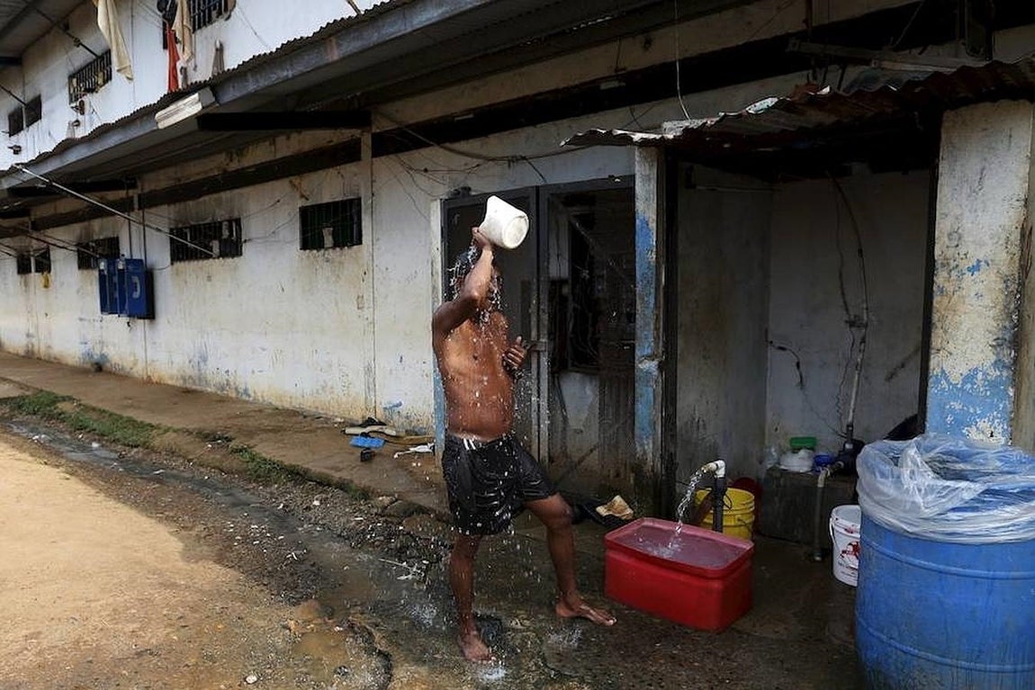 Un preso se baña en la prisión de «La Joya». 