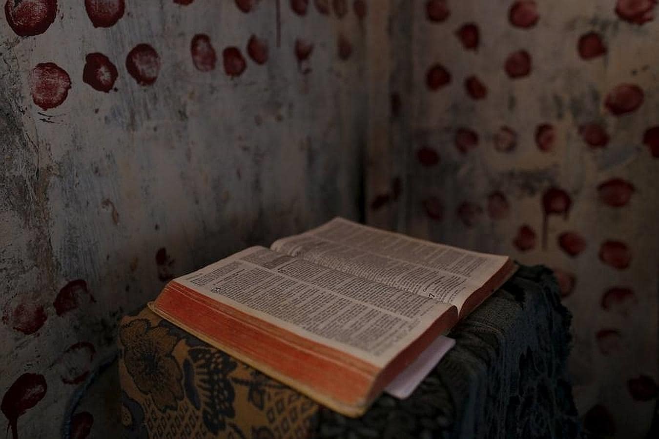 Una Biblia en la prisión de «La Joya». 