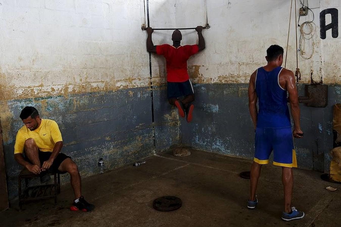 Presos de la prisión de «La Joya» haciendo deporte. 