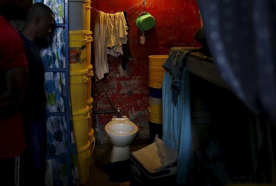Un baño de la prisión de «La Joya». 