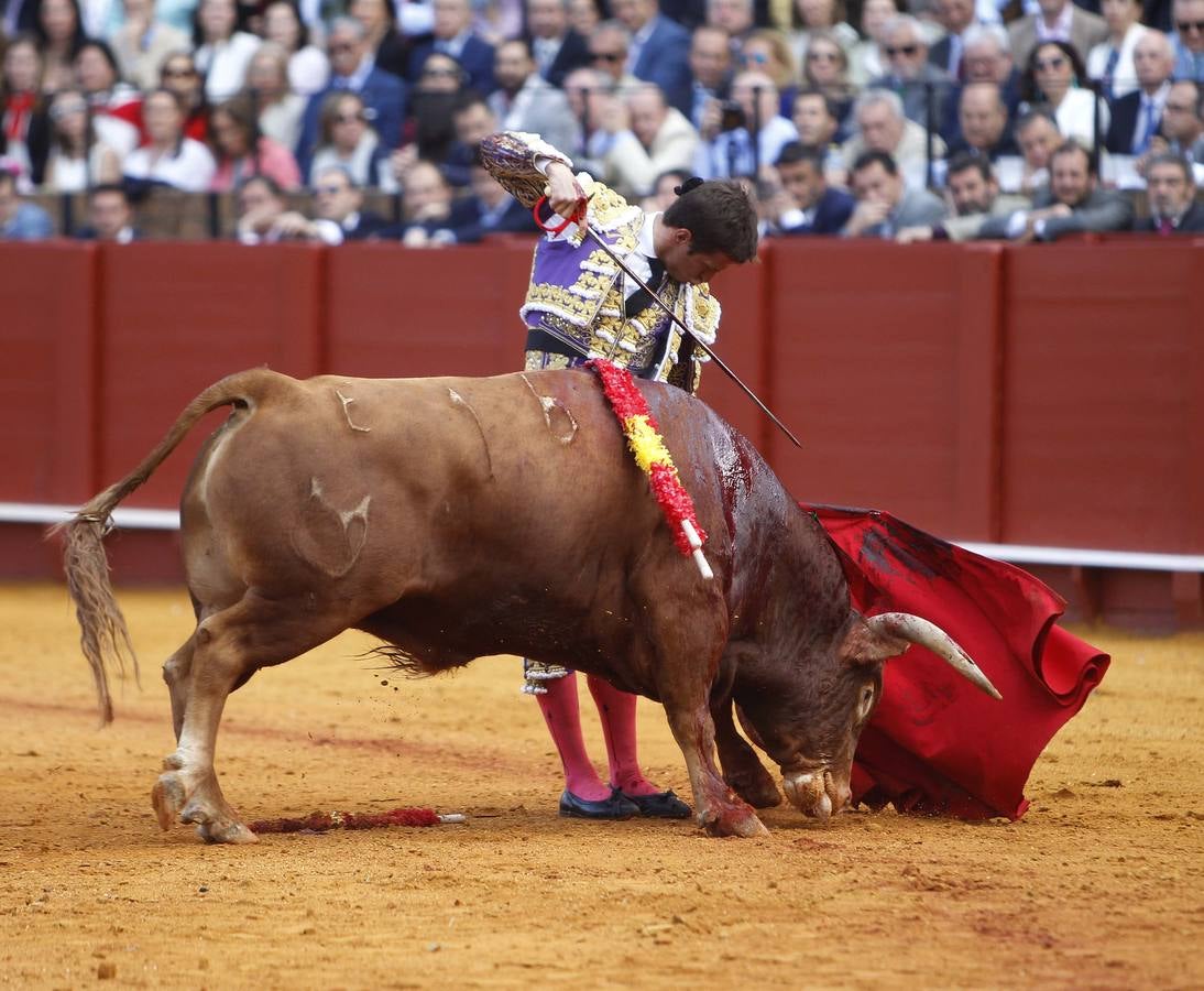 Las imágenes más impactantes de la tarde de Morante, El Juli y Roca Rey en Sevilla