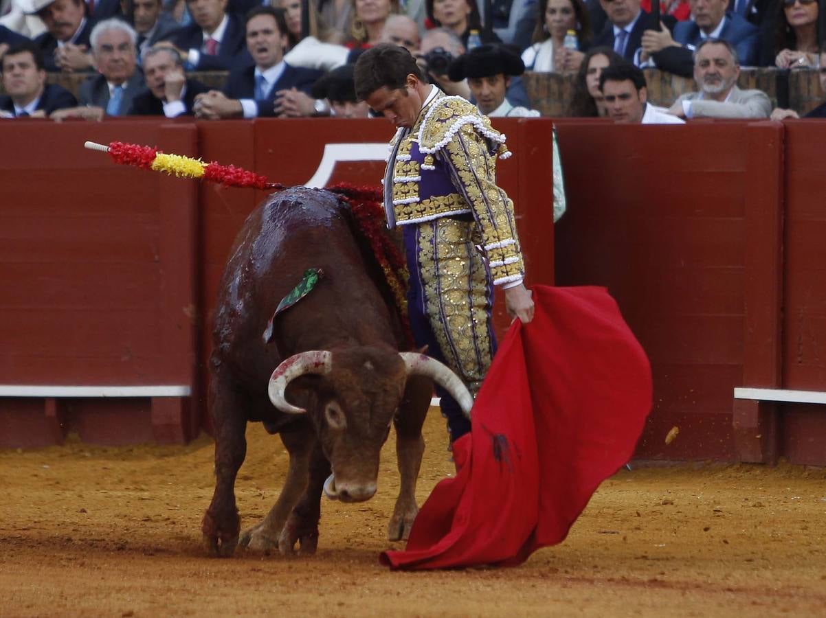 Las imágenes más impactantes de la tarde de Morante, El Juli y Roca Rey en Sevilla