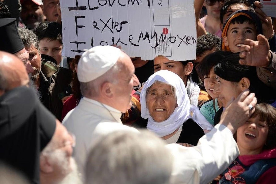 Francisco ha querido predicar con el ejemplo y tras una breve pero intensa visita a la isla de Lesbos, puerta de entrada y al mismo tiempo destino final para la mayoría de los refugiados en su éxodo hacia Europa. 