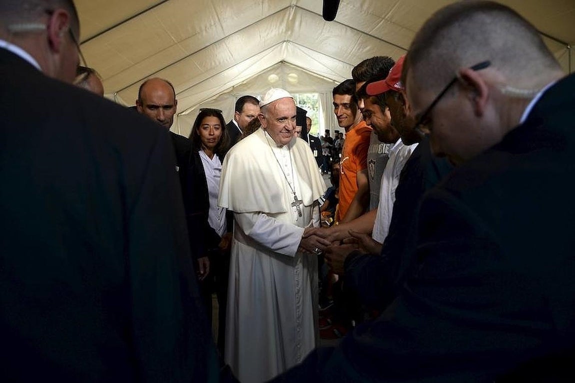 El Papa Francisco llega al campo de refugiados de Moria, en Lesbos (Grecia). 