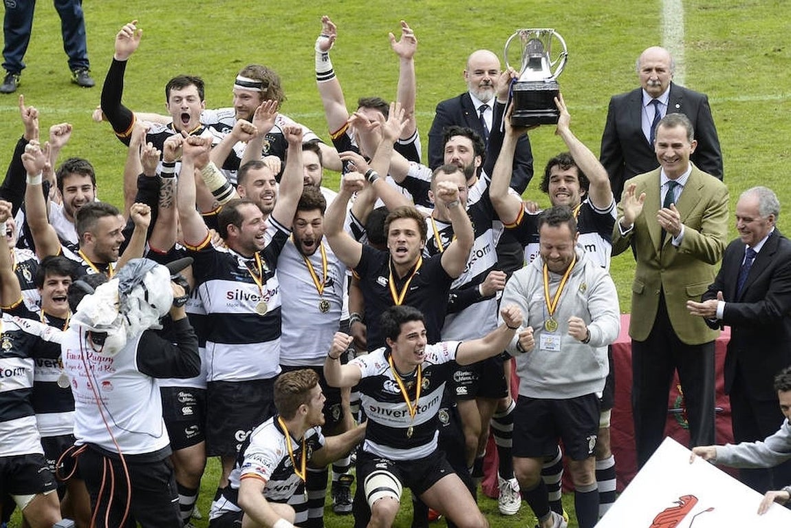 Los jugadores y técnicos de El Salvador celebrarán el título de Copa del Rey, que han logrado hoy tras ganar a su eterno rival, el VRAC Quesos Entrepinares. 