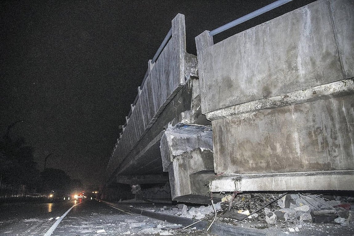 El terremoto de 7,8 grados en la escala de Ritcher registrado este sábado en la costa norte de Ecuador, donde al menos han muerto 77 personas, es uno de los de mayor intensidad registrados en la historia del país. 