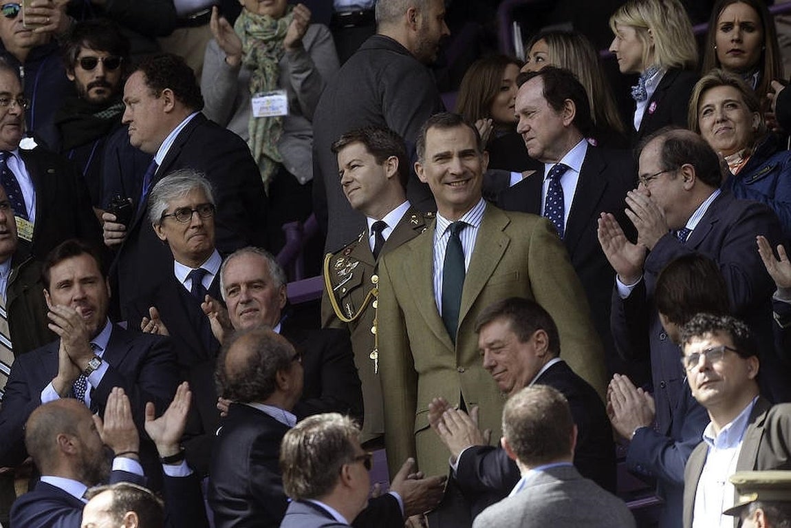 Los jugadores y técnicos de El Salvador celebrarán el título de Copa del Rey, que han logrado hoy tras ganar a su eterno rival, el VRAC Quesos Entrepinares. 