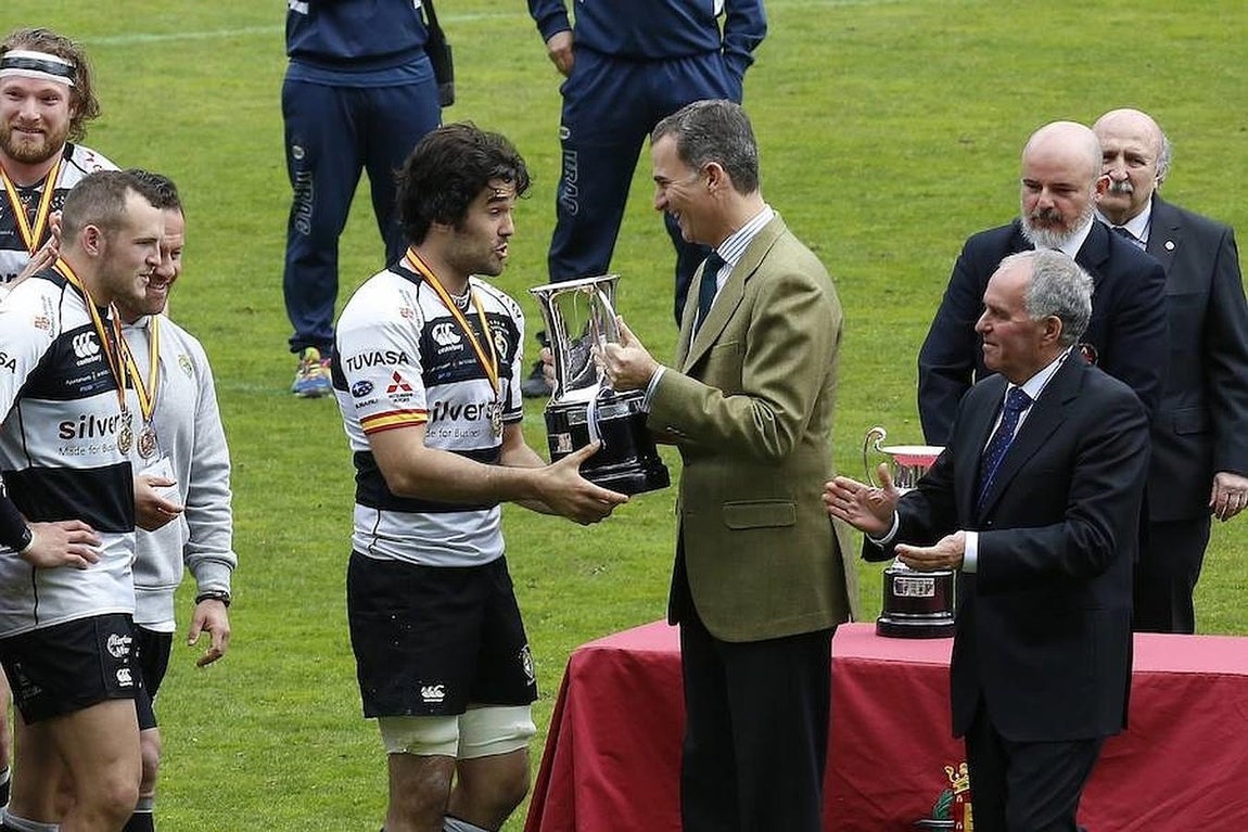 Los jugadores y técnicos de El Salvador celebrarán el título de Copa del Rey, que han logrado hoy tras ganar a su eterno rival, el VRAC Quesos Entrepinares. 