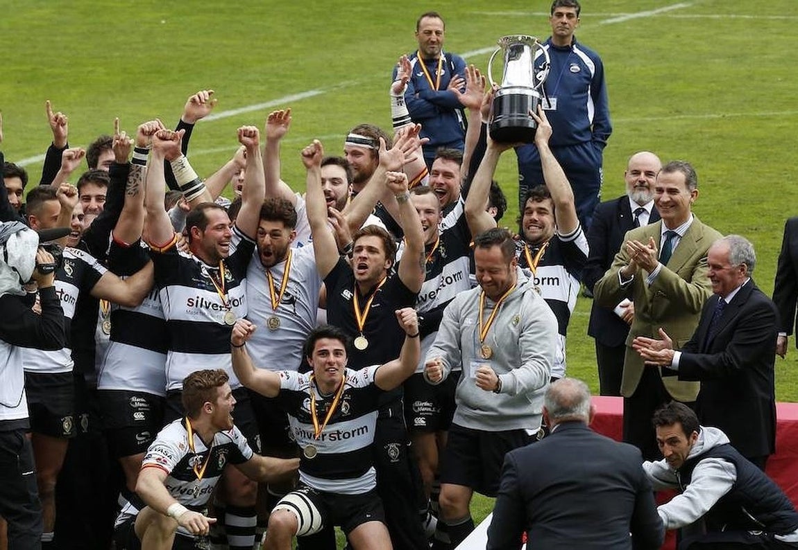 Los jugadores y técnicos de El Salvador celebrarán el título de Copa del Rey, que han logrado hoy tras ganar a su eterno rival, el VRAC Quesos Entrepinares. 