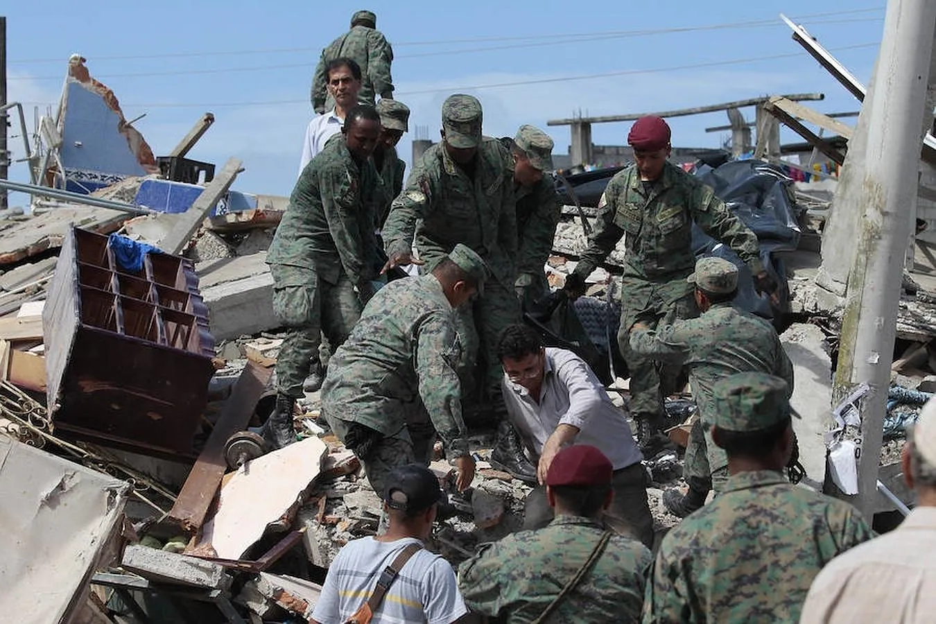 Autoridades y pobladores buscan sobrevivientes entre los escombros en la localidad de Pedernales (Ecuador),  después del terremoto de 7,8 grados en la escala de Richter registrado el sábado en la costa norte de Ecuador