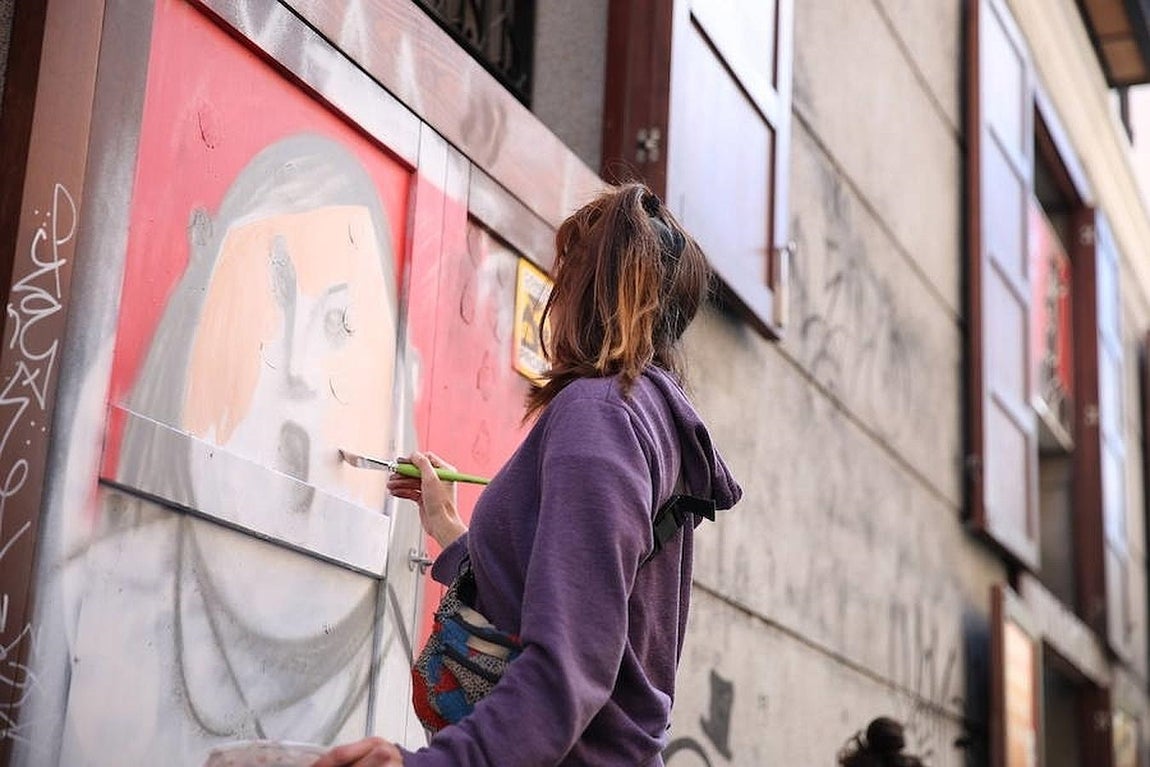 5.. «¡Pinta Malasaña!» habilitó las denominadas «persianas de último minuto», cierres de locales que no participan en concurso pero que dieron la oportunidad a otros artistas a formar parte de la obra colectiva del barrio
