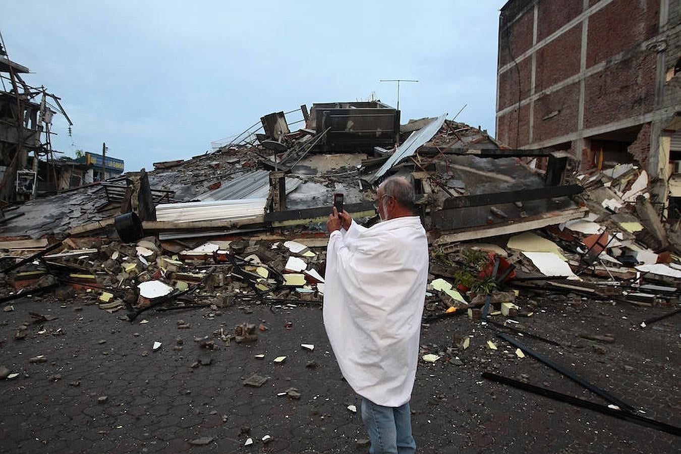 Rafael Correa: «Costará miles de millones de dólares reconstruir las zonas devastadas por el seísmo»