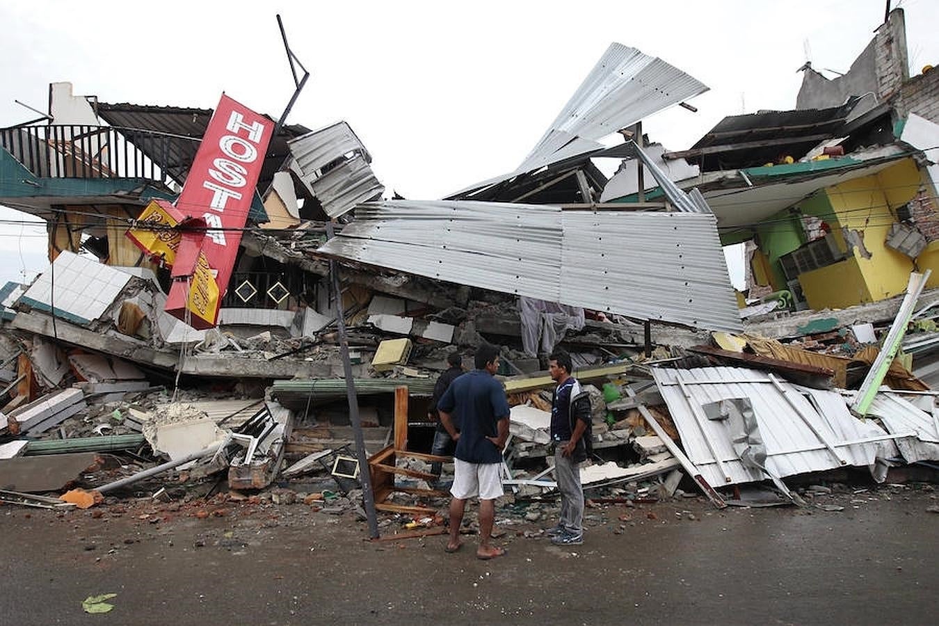 Destrucción en las calles de Pedernales. 